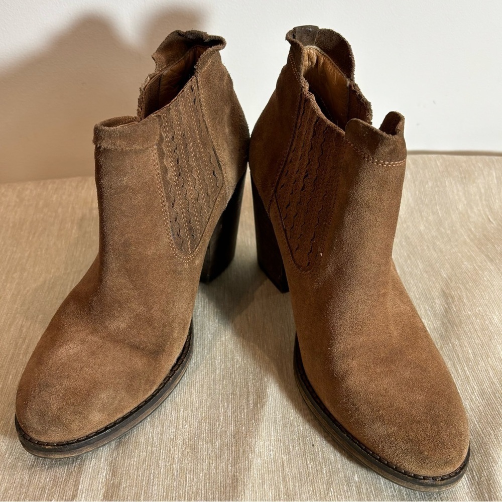 LEVI’S Sz 6.5 Chelsea Western Style Slip On Stacked Heel Suede Almond Toe Boots